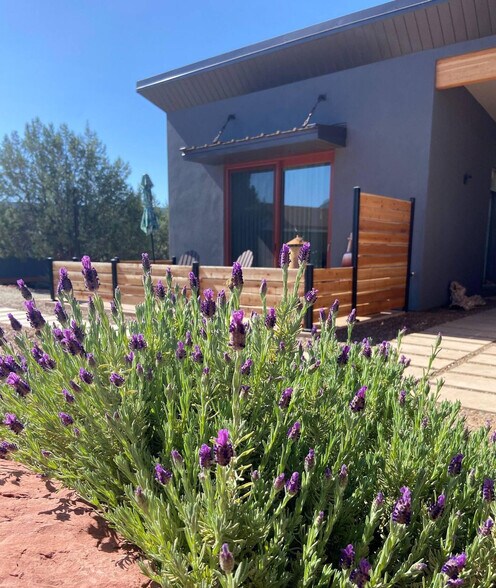 Building Photo - 105 Rojo Dr