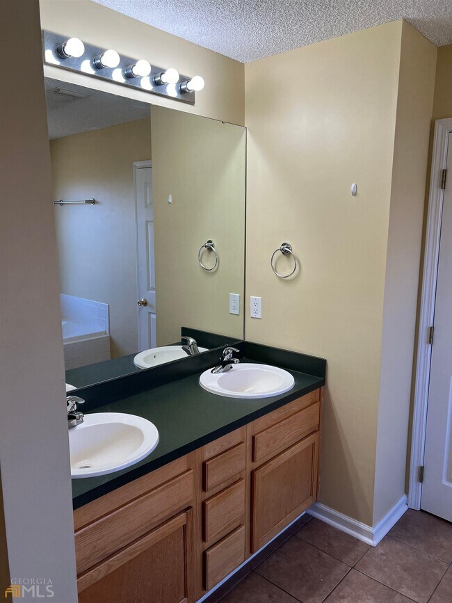 Building Photo - 602 Wild Grape Dr