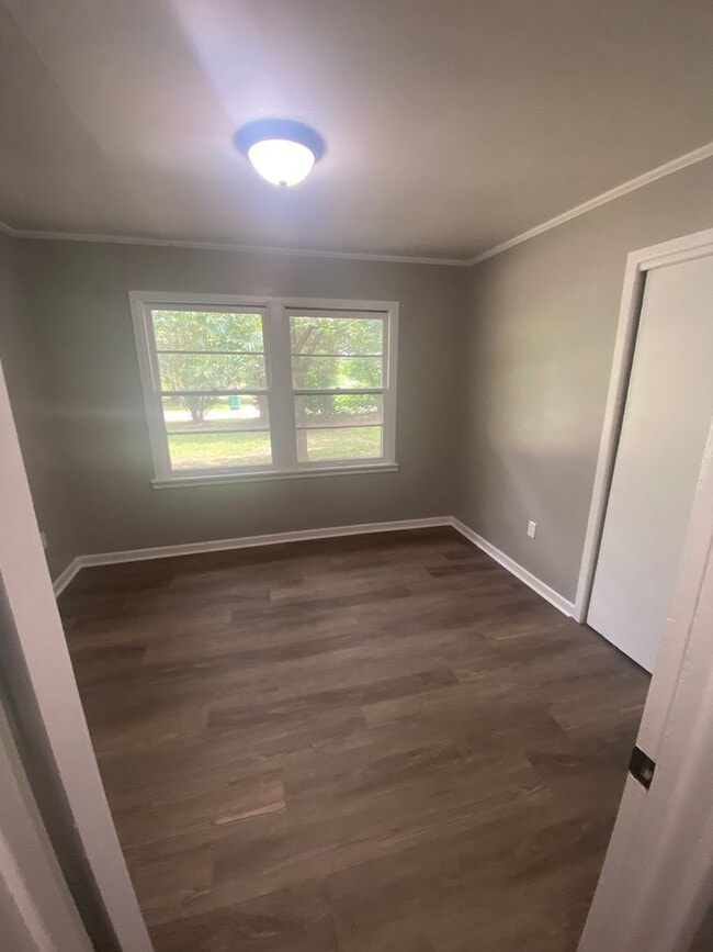 Building Photo - Newly Remodeled!