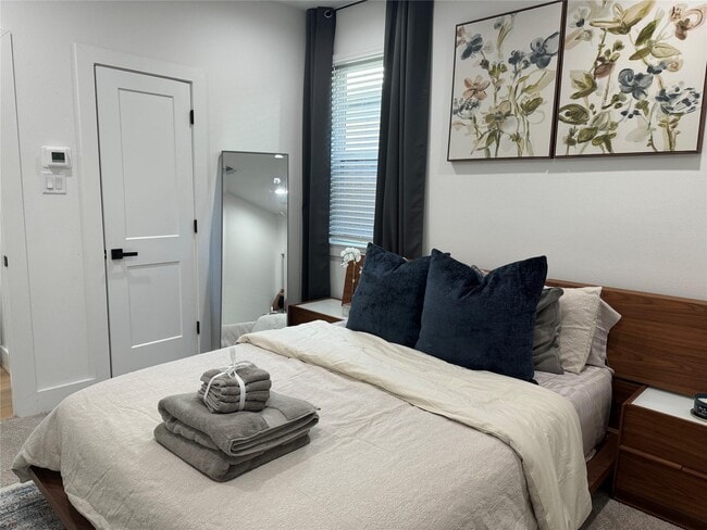 Building Photo - 3028 Live Oak St