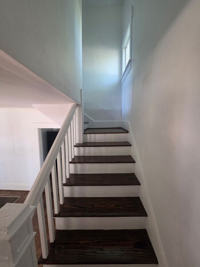 Building Photo - 3 br 1 bath house