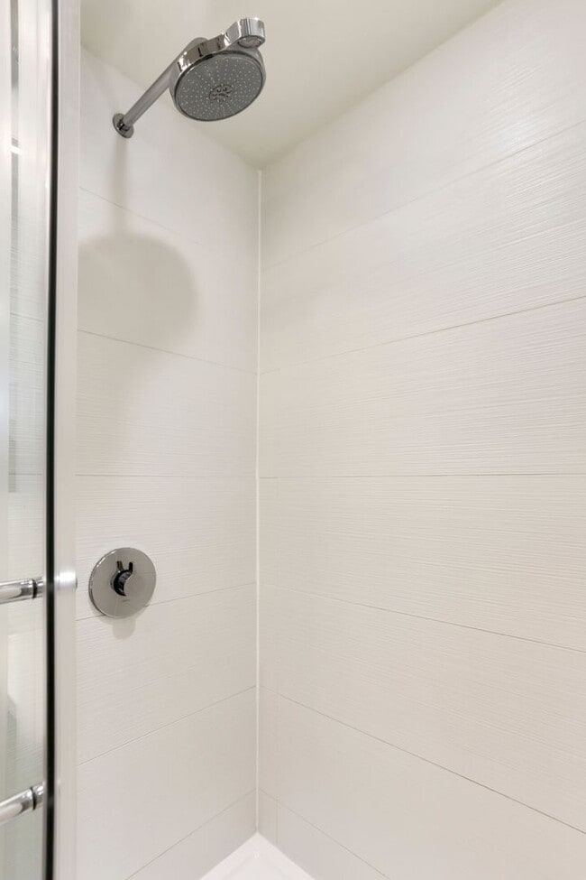 Building Photo - Bright SW Waterfront Condo with Parking Included – Prime DC Location