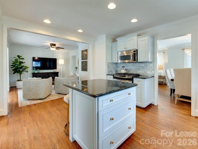 Building Photo - 3221 Sunset Dr