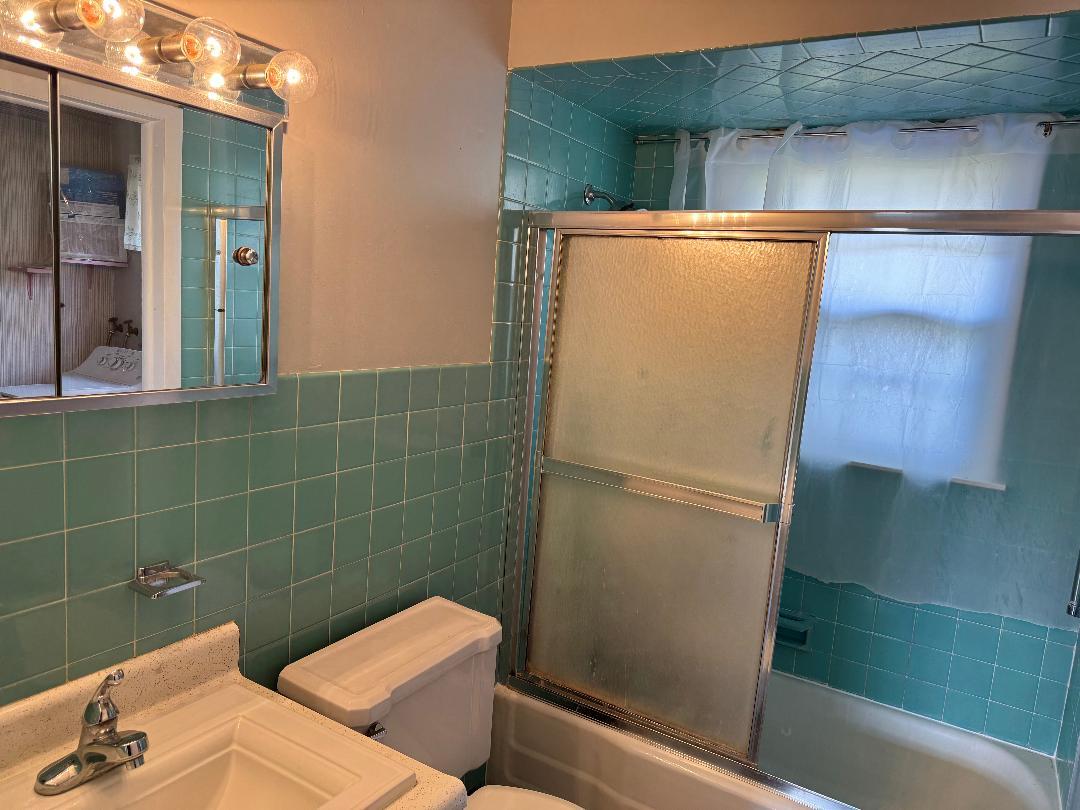 SHOWER/TUB - 613 W Sheridan Ct