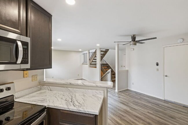 Building Photo - Conveniently Located Townhome with Garage ...
