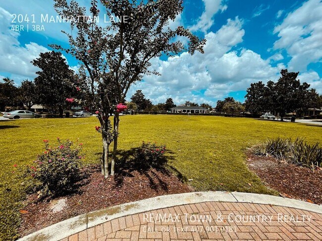 Building Photo - 2041 Manhattan Ln