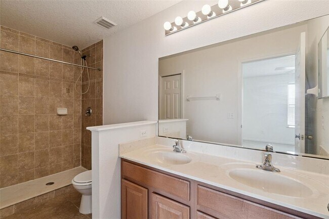 Building Photo - 12648 Somerset Oaks St
