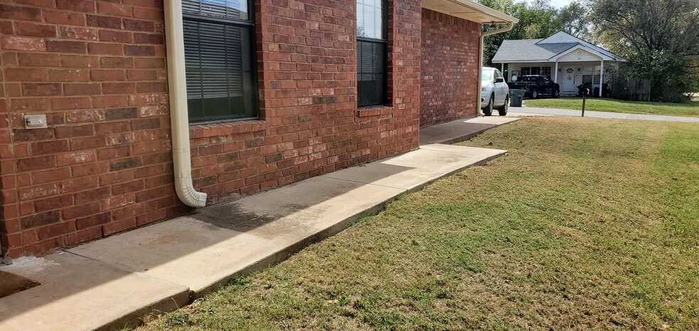 Building Photo - 1905 SW E Ave