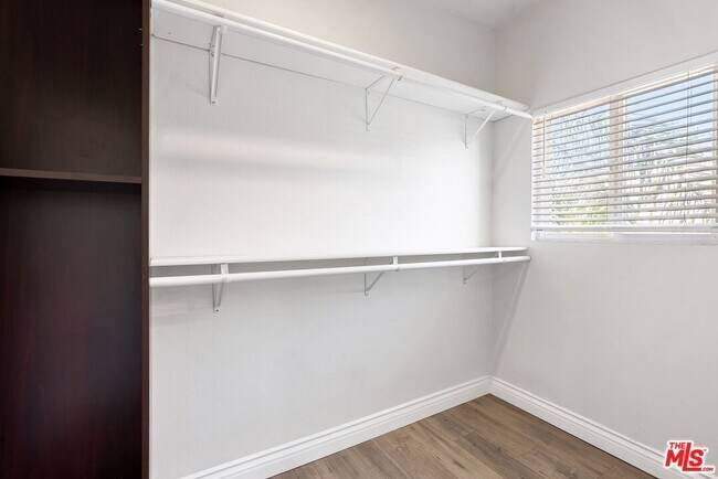 Building Photo - 7124 Farralone Ave