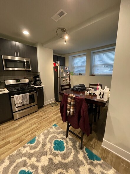 Building Photo - 910 W Waveland Ave