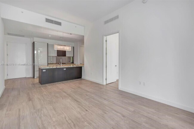 Building Photo - 2831 S Bayshore Dr