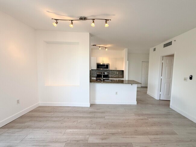 Building Photo - 630 S Sapodilla Ave