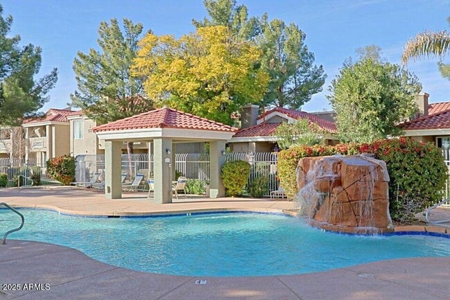 Building Photo - Charming 1 Bed 1 Bath Lower Level condo ++...