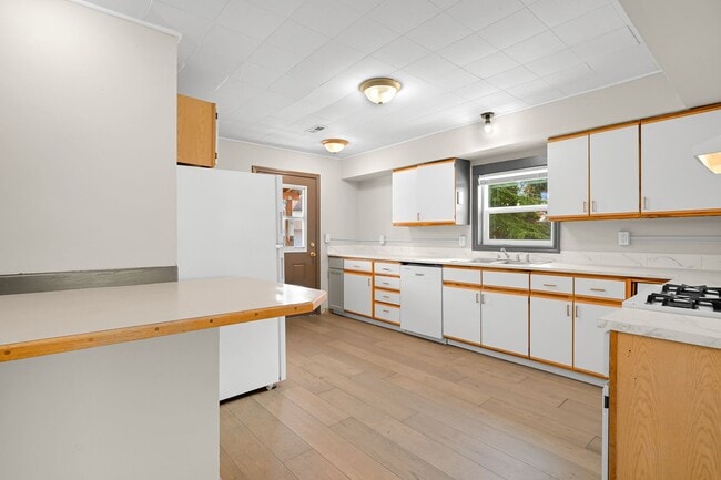 Building Photo - 6 Bedroom Home for Rent