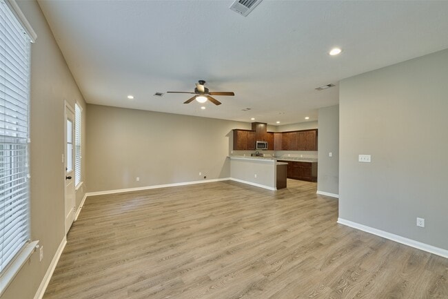 Building Photo - 132 Artesian Way