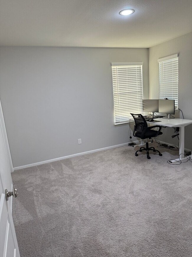 Building Photo - Spacious 5BR House in Pilot Point