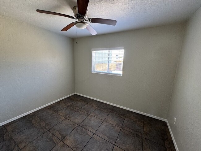 Building Photo - 5 Bedroom Near GCU
