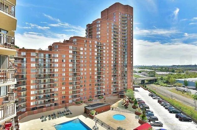 Building Photo - 1838 Harmon Cove Tower