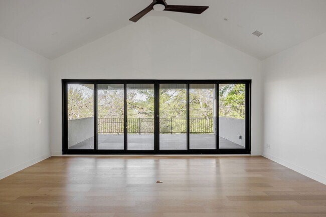 Building Photo - 2504 Bluffview Dr