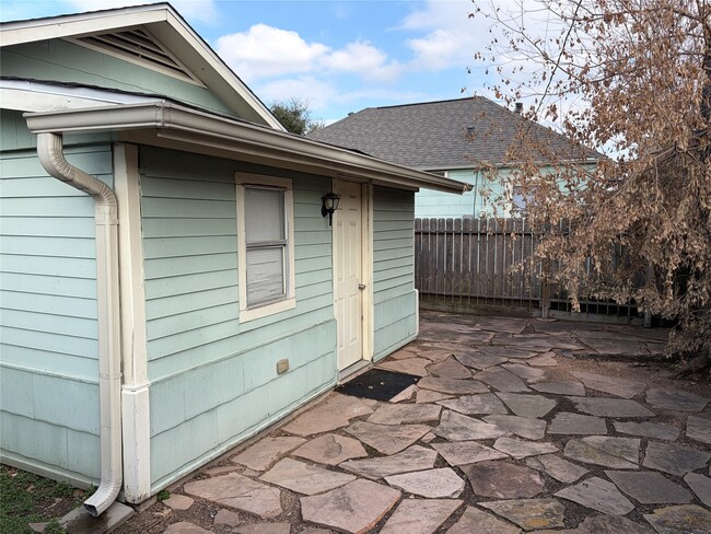 Building Photo - 405 1/2 Walton St