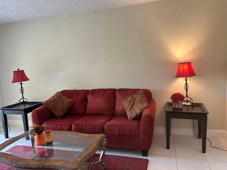 living room - 470 NW 20th St