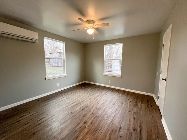 Building Photo - Move-In Special Available! Cozy 3-Bedroom,...