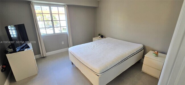 Building Photo - 2945 NE 185th St