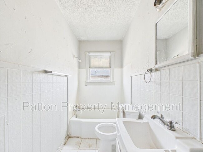 Building Photo - 2216 S Polk St