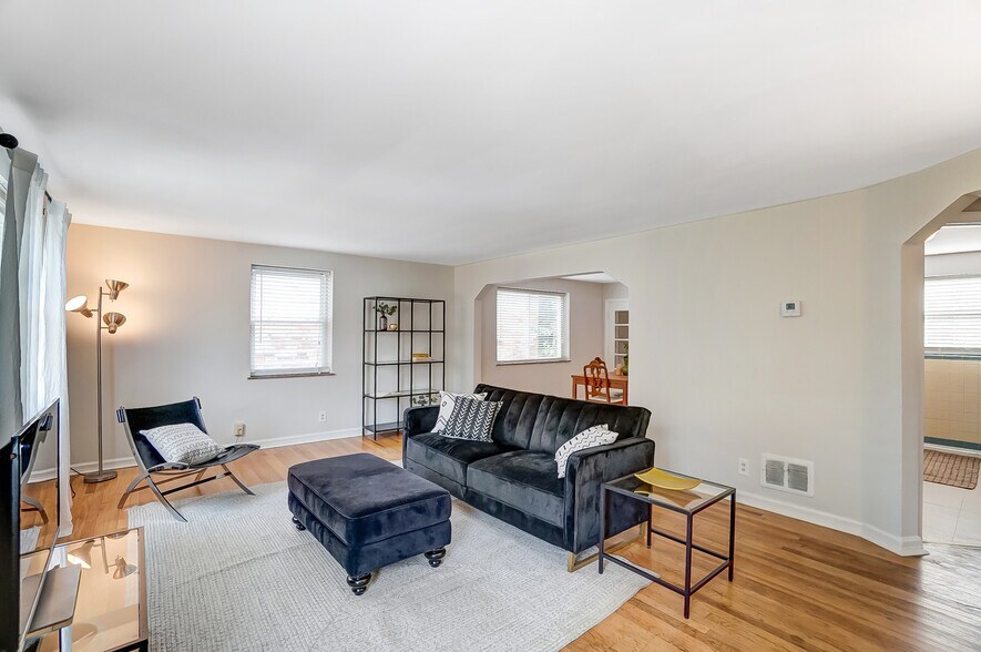 Tons of natural light - 531 Norway Ave