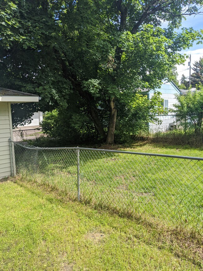 Building Photo - 414 S 12th Ave