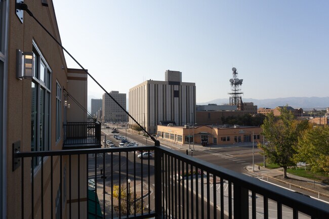 Building Photo - Modern Downtown Studio Apartment