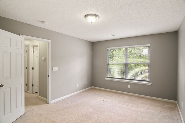 Building Photo - Great 3 Bedroom Home with Large Yard and 1 Car Garage! Raleigh-Available July 15th!