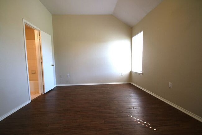 Building Photo - Charming 3BR/2BA Duplex Home with 2-Car Garage & Fenced Yard | Close to Downtown Weatherford | Pe...