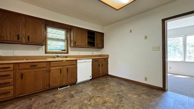 Building Photo - $2,100 | 4 Bedroom, 1.5 Bathroom Multi Flo...