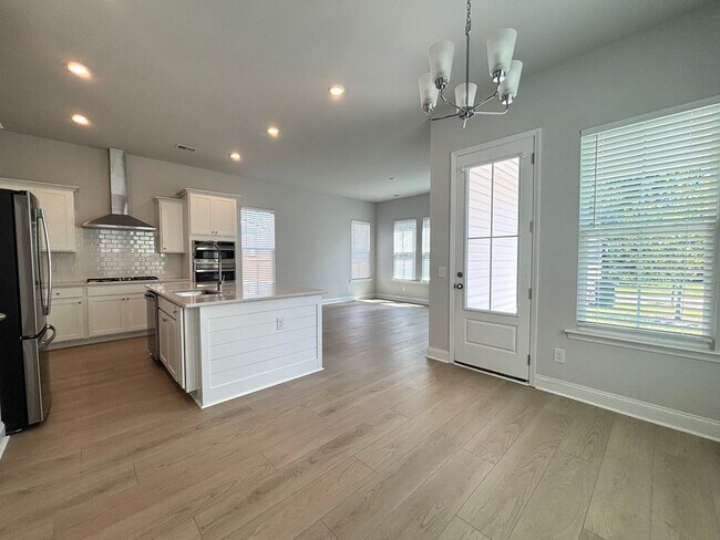 Building Photo - Beautiful 4-Bed Home in Limehouse Village ...