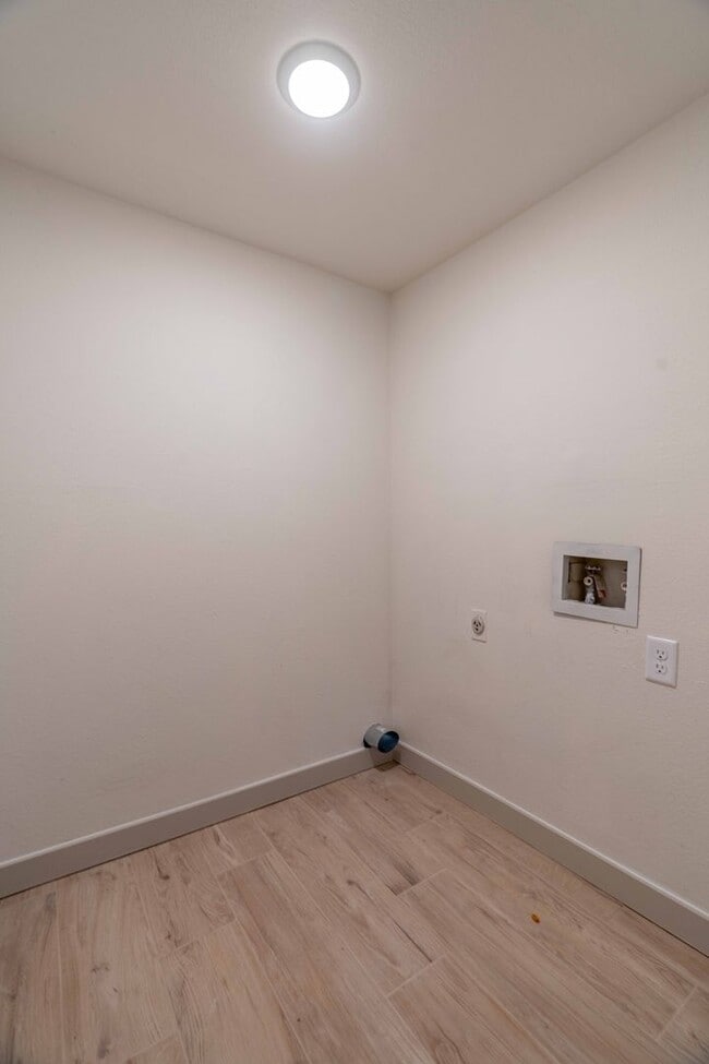 Building Photo - Newly Remodeled 2 Bed 1 Bath Home