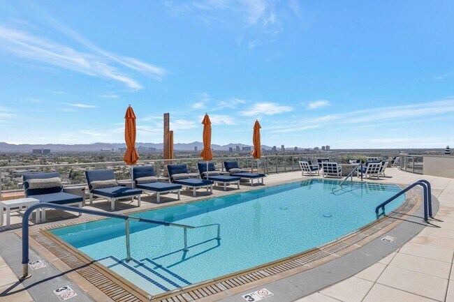 Building Photo - 2211 E Camelback Rd