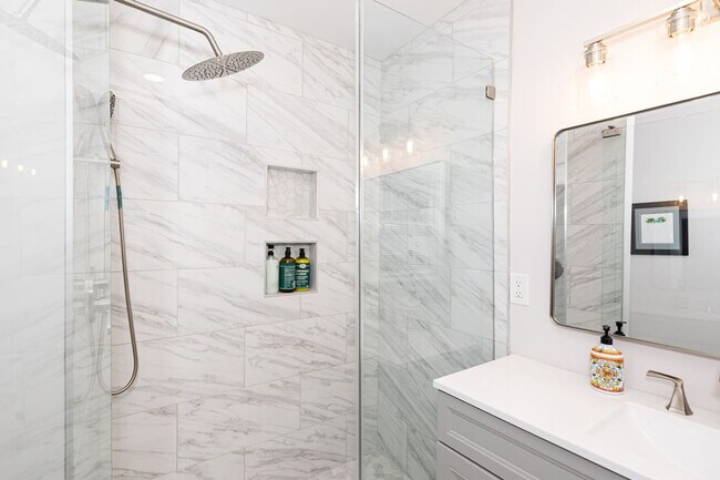 Building Photo - 3935 Oak Park Pl