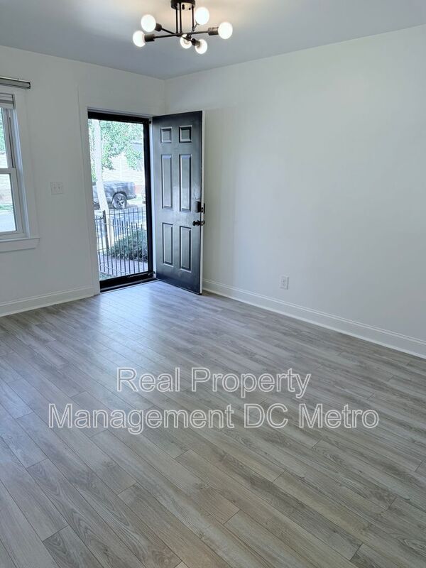 Building Photo - 1447 Holbrook St NE