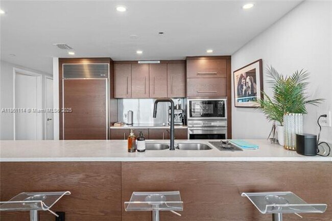 Building Photo - 465 Brickell Ave