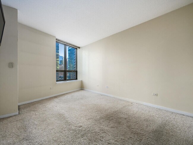 Building Photo - 400 N La Salle Dr