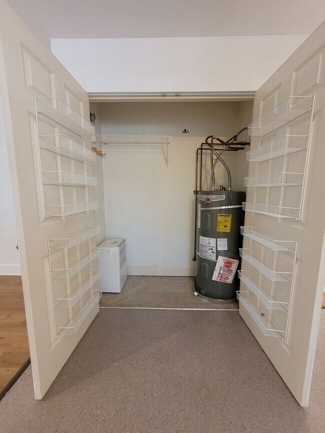 Building Photo - Spacious 1bd, semi-detached apartment for rent in the desirable Jefferson West Side neighborhood....