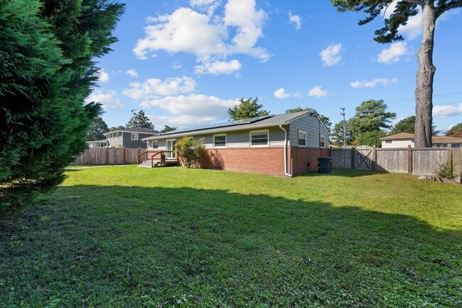 Building Photo - Spacious 4-Bedroom Home with Modern Updates