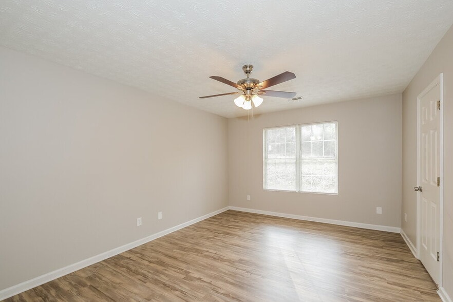 Building Photo - 458 Old Tree Dr