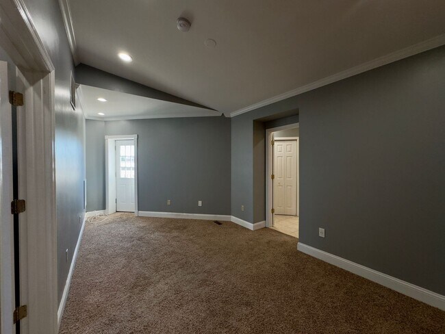 Building Photo - Charming 2Bed/2.5Bath in Washington Vilage - Extra Space in the Basement