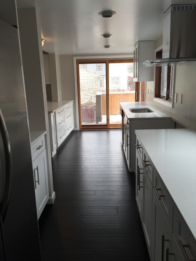 Building Photo - 127 Hyers St