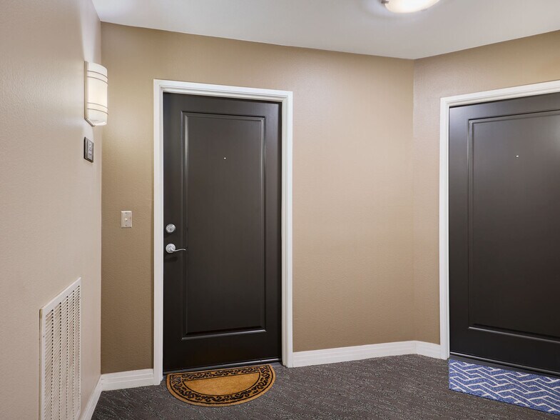 Building Photo - 7320 Hawthorn Ave