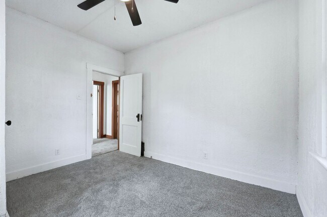 Building Photo - New 2 bedroom house listing!