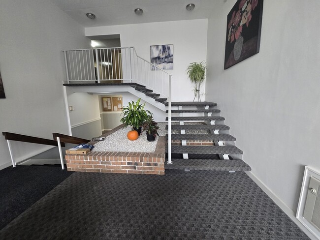 Building Photo - 51 Melrose St