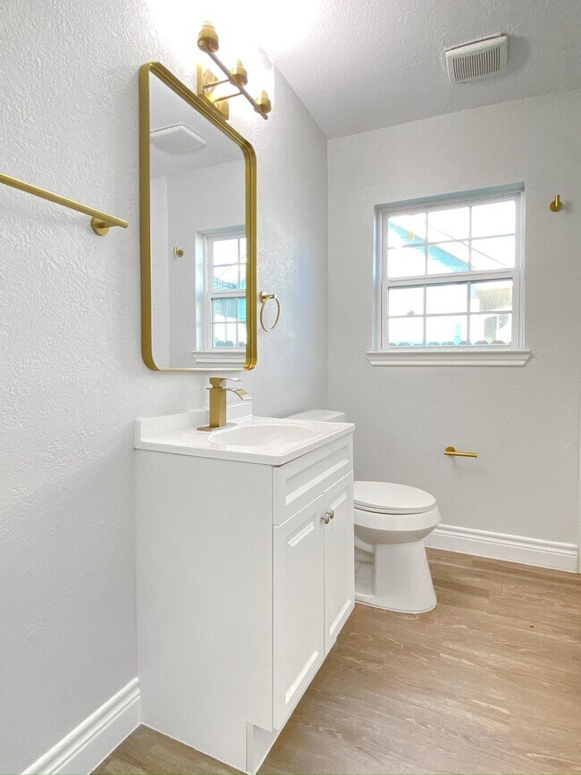 Building Photo - 810 Avenue D